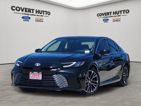 Used 2025 Toyota Camry XLE w/ Premium Plus Package FWD image 1