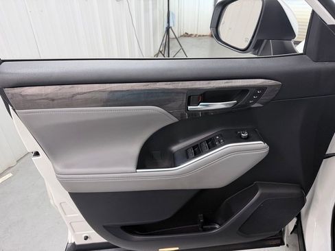 Used 2023 Toyota Highlander Limited AWD/4WD image 12