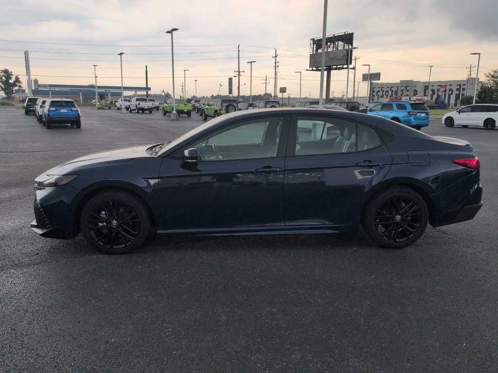Used 2025 Toyota Camry SE FWD image 4