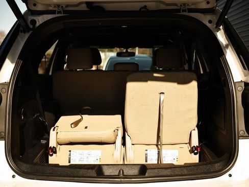 Used 2017 Ford Explorer XLT w/ Equipment Group 202A image 29