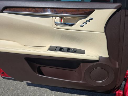 Used 2016 Lexus ES 300h w/ Luxury Package w/Wood Trim FWD image 30