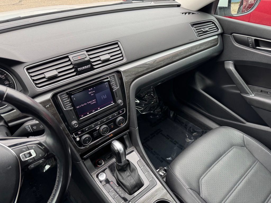 Used 2018 Volkswagen Passat 2.0T SE FWD image 29