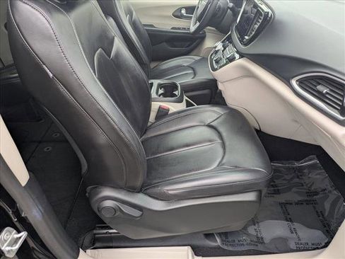Used 2023 Chrysler Pacifica Touring-L FWD image 20