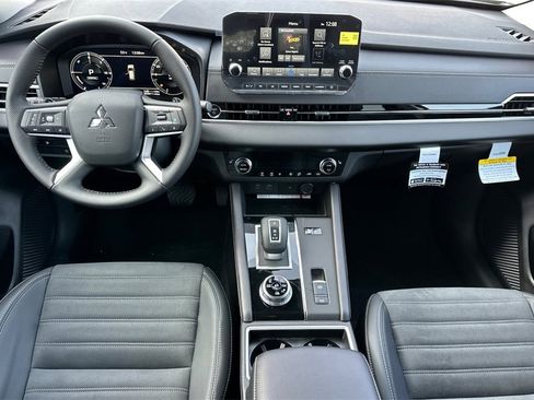 New 2025 Mitsubishi Outlander SE image 14