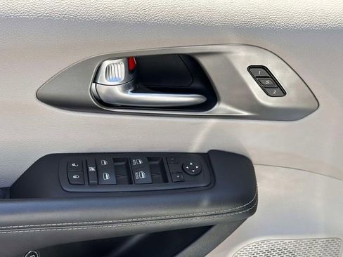 Used 2024 Chrysler Pacifica Limited FWD image 21