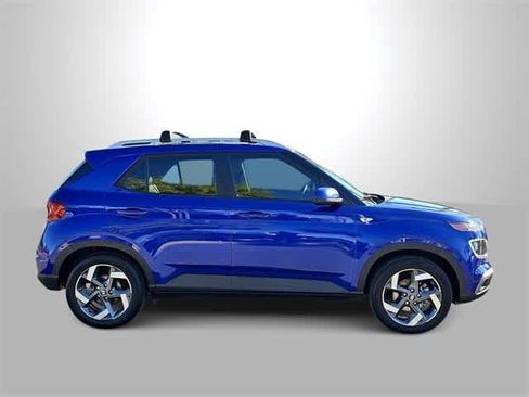 Used 2022 Hyundai Venue Limited image 9