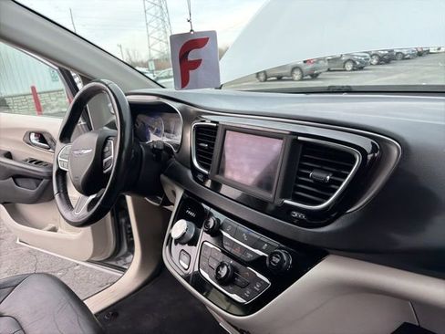 Used 2020 Chrysler Pacifica Touring-L image 21
