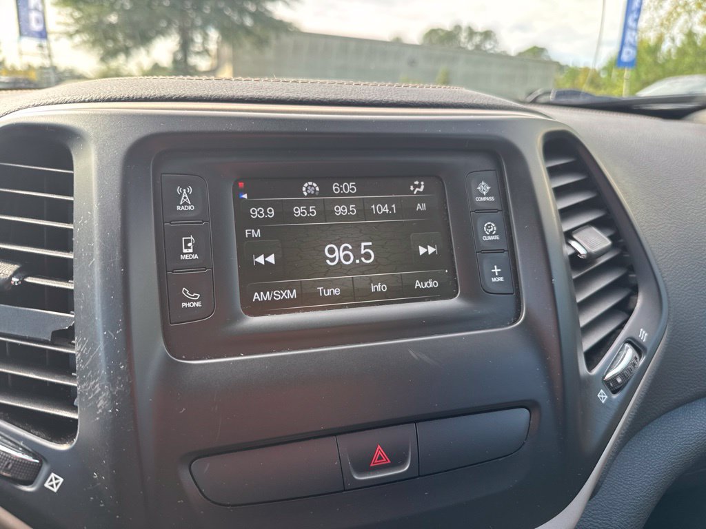 Used 2018 Jeep Cherokee Latitude w/ Cold Weather Group FWD image 16