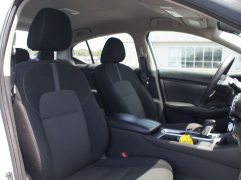 Used 2024 Nissan Sentra SV FWD image 19