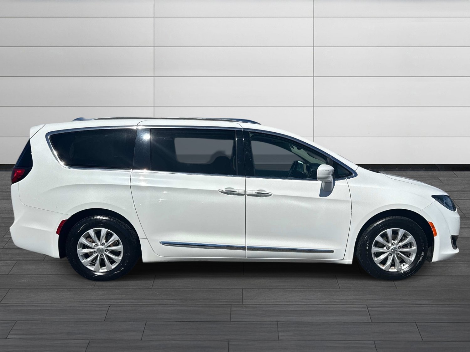 Used 2019 Chrysler Pacifica Touring-L FWD image 3