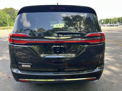 Used 2025 Chrysler Pacifica Select