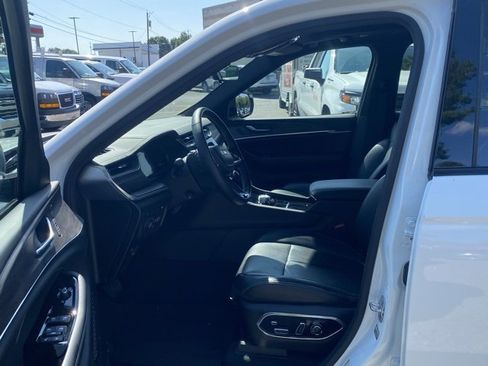 Used 2023 Jeep Grand Cherokee Overland w/ Advanced Protech Group III image 16