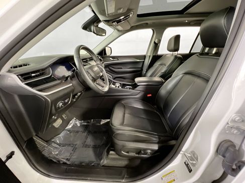 Used 2022 Jeep Grand Cherokee Limited image 20