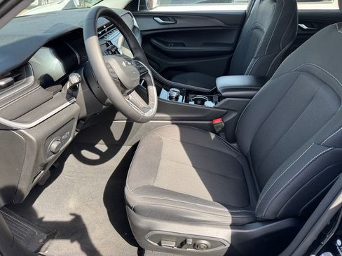 Used 2023 Jeep Grand Cherokee Laredo w/ MOPAR Finishing Package image 7