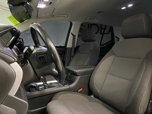 Used 2020 Chevrolet Traverse LT image 9