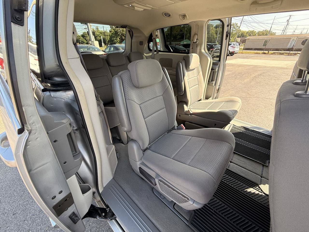Used 2010 Chrysler Town & Country Touring FWD image 11