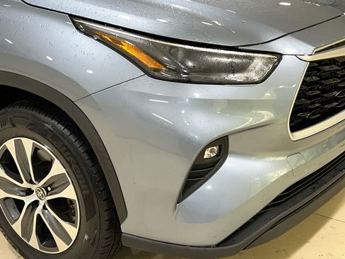 Used 2022 Toyota Highlander XLE image 2