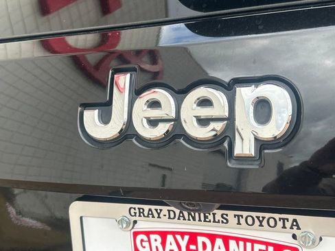 Used 2021 Jeep Grand Cherokee Laredo image 31