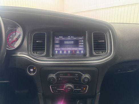 Used 2019 Dodge Charger SXT RWD image 18