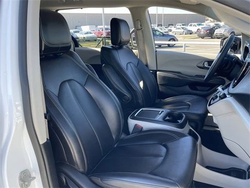 Used 2024 Chrysler Pacifica Touring-L image 25