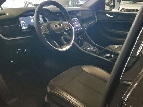 Used 2025 Jeep Grand Cherokee Altitude image 18