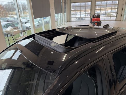 Used 2021 Volvo XC40 P8 Recharge image 10