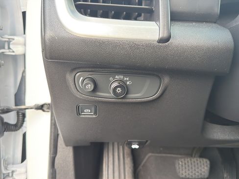Used 2022 GMC Terrain SLE FWD image 28