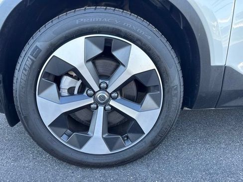 Certified 2025 Volvo XC40 B5 Plus AWD/4WD image 9