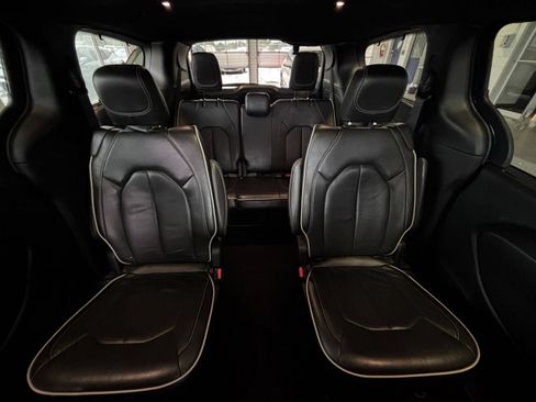 Used 2025 Chrysler Pacifica Limited FWD image 42