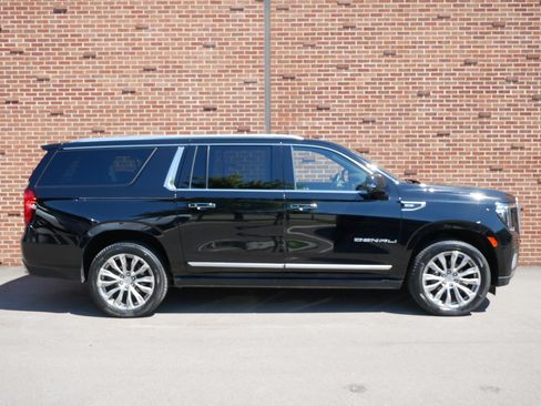 Used 2021 GMC Yukon XL Denali w/ Denali Premium Package AWD/4WD image 26