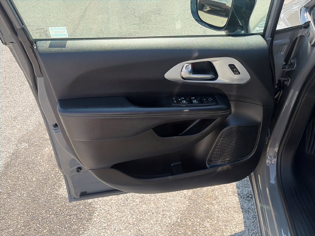 Used 2025 Chrysler Pacifica Limited FWD image 11