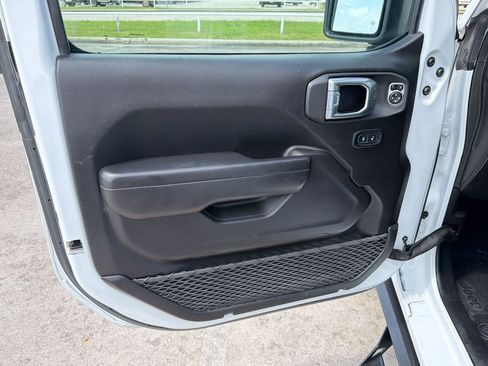 Used 2022 Jeep Gladiator Willys image 19