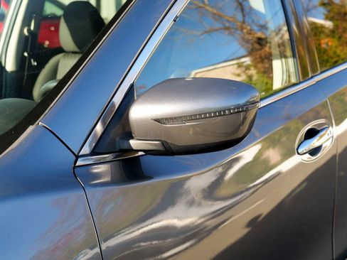 Used 2020 Nissan Rogue SV image 11