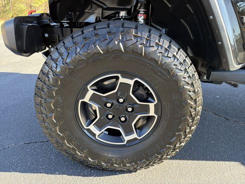 Used 2023 Jeep Gladiator Mojave image 11