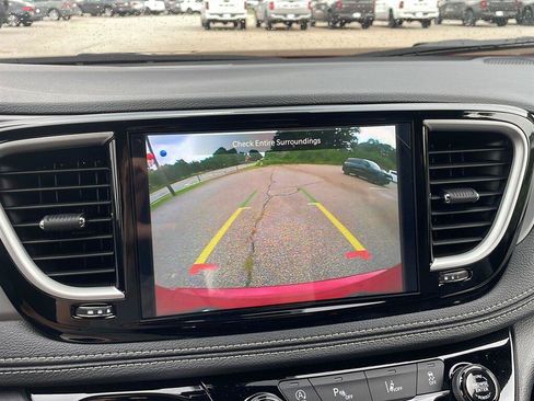 Used 2027 Chrysler Pacifica Select FWD image 10