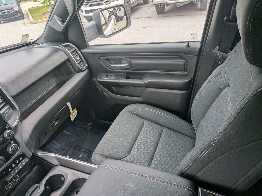 New 2026 RAM 1500 Express AWD/4WD image 18