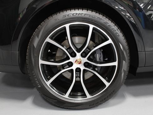 Certified 2025 Porsche Cayenne image 13