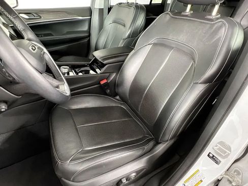 Used 2022 Jeep Grand Cherokee Limited w/ Luxury Tech Group II image 21