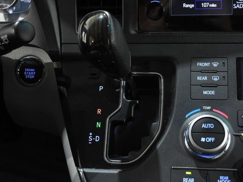 Used 2015 Toyota Sienna XLE Premium FWD image 23