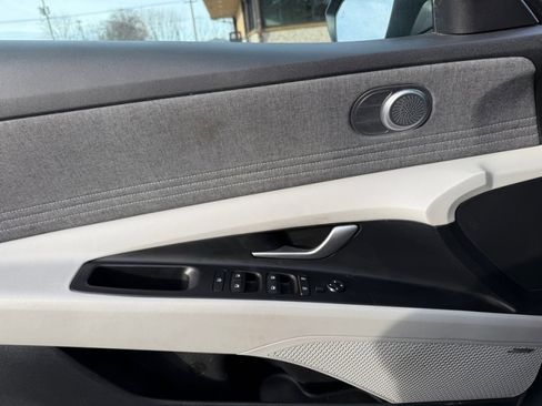 Used 2023 Hyundai Elantra Limited image 34