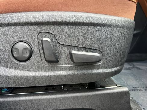 Used 2025 Kia Telluride AWD image 17