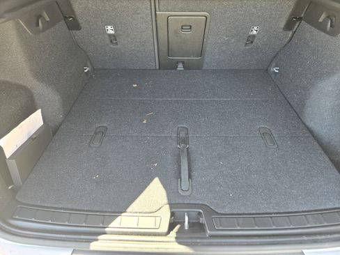 Used 2023 Volvo XC40 B5 Plus image 43