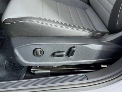 Used 2025 Volkswagen Jetta SE image 21