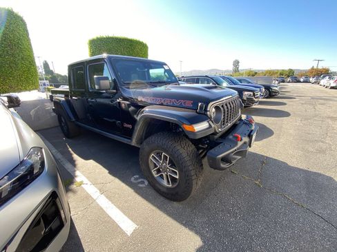 Used 2025 Jeep Gladiator Mojave AWD/4WD image 4