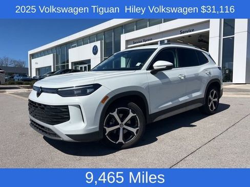 Certified 2025 Volkswagen Tiguan SE image 1