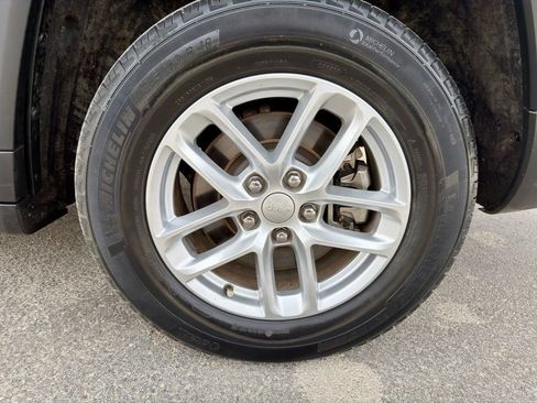 Used 2023 Jeep Grand Cherokee L Laredo image 32