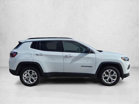 Used 2024 Jeep Compass Latitude AWD/4WD image 4