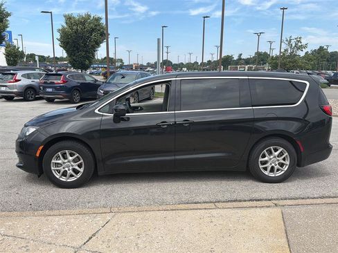 Used 2017 Chrysler Pacifica Touring FWD image 3