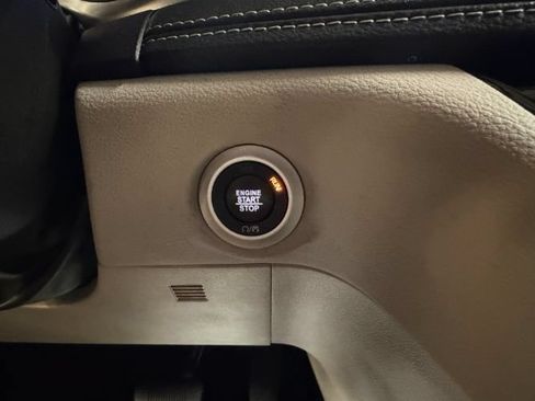Used 2024 Chrysler Pacifica Limited FWD image 18
