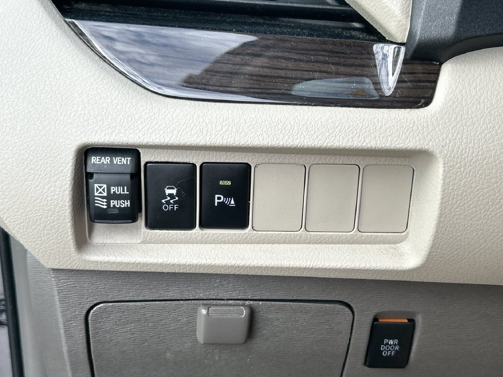 Used 2018 Toyota Sienna XLE w/ XLE Navigation Package FWD image 14